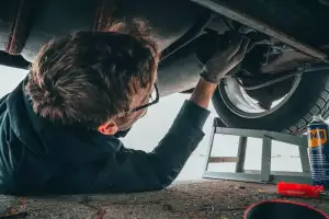 automechanik při opravě auta